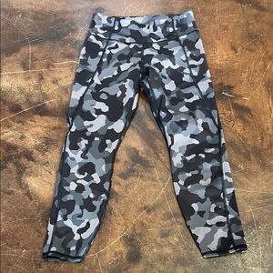 Women’s size medium Athleta black camo lightning 7/8 tight leggings